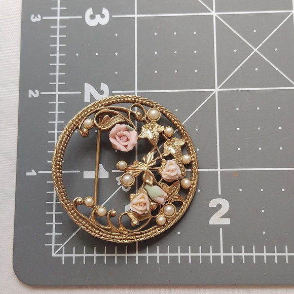 Gold Tone Pink Roses Floral Brooch Faux Pearls Classic Feminine Porcelain - Picture 6 of 6
